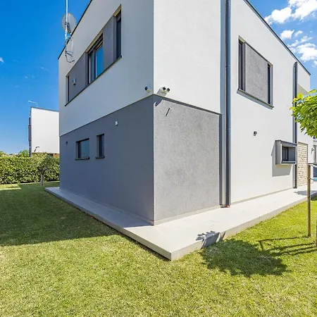 Villa Moon Near The Sea